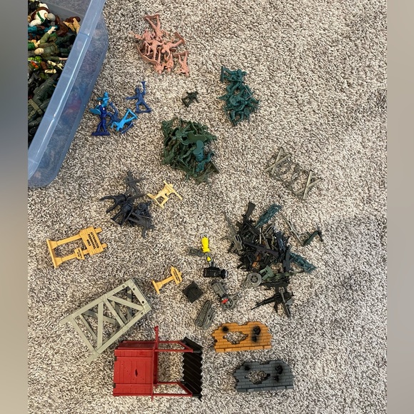 Plastic army men, ammo and props - Picture 3 of 3